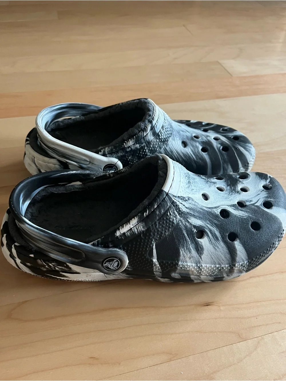 Crocs Men 7 ( Women 9)  Classic Lined winter Clog - Black and White Tie-Dye